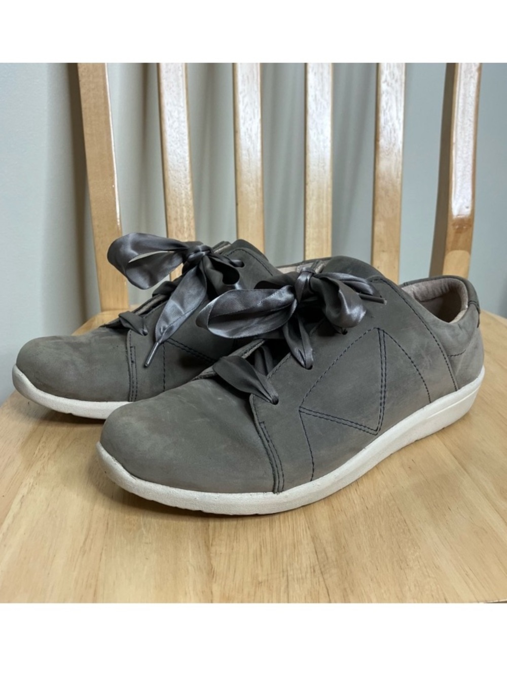 Vionic gray Lindsey Nubuck leather casual supportive orthotic sneakers 8